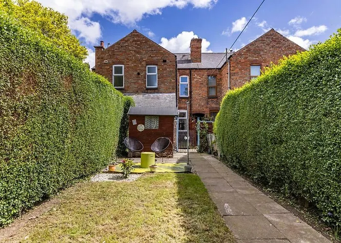 Traditional Quiet Townhouse With Two Bedrooms And Private Garden Great For Airport Crew And Professionals