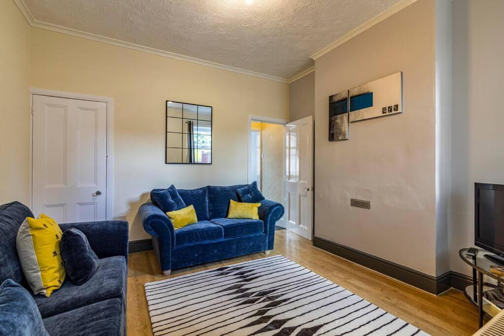 Traditional Quiet Townhouse With Two Bedrooms And Private Garden Great For Airport Crew And Professionals