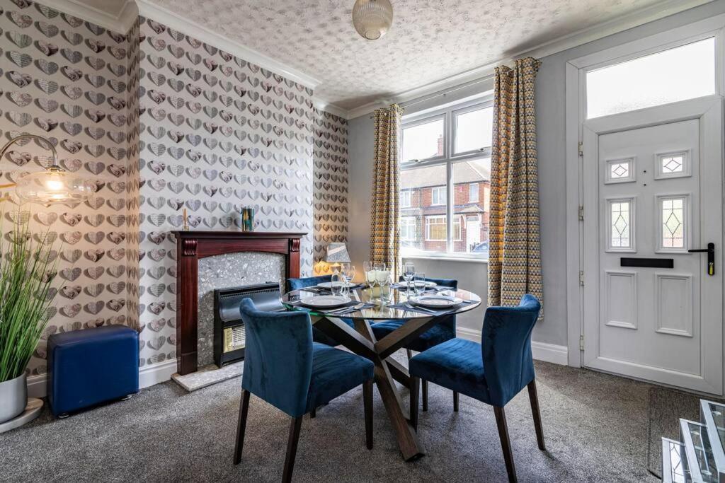 Traditional Quiet Townhouse With Two Bedrooms And Private Garden Great For Airport Crew And Professionals Holiday home Long Eaton