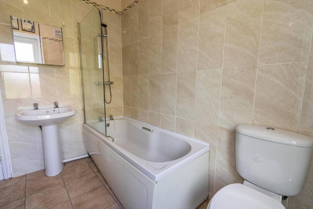 Holiday home Traditional Quiet Townhouse With Two Bedrooms And Private Garden Great For Airport Crew And Professionals