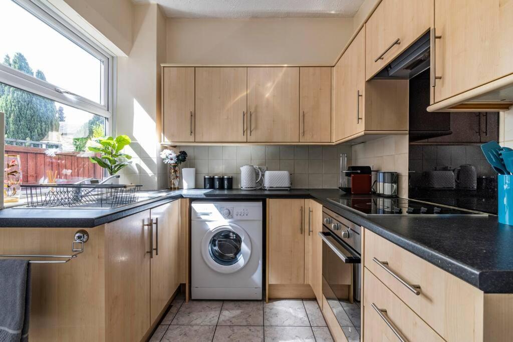 Traditional Quiet Townhouse With Two Bedrooms And Private Garden Great For Airport Crew And Professionals Holiday home Long Eaton