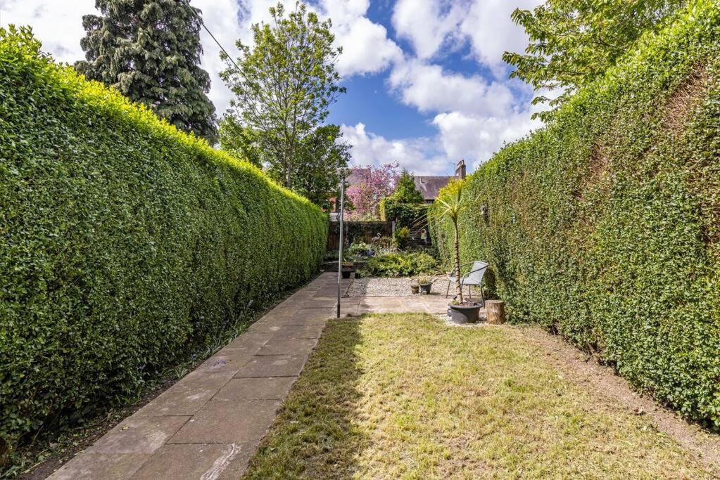 Traditional Quiet Townhouse With Two Bedrooms And Private Garden Great For Airport Crew And Professionals *