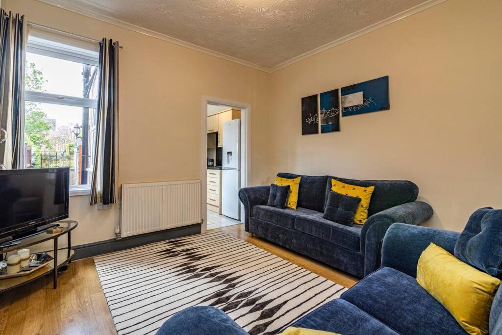 Traditional Quiet Townhouse With Two Bedrooms And Private Garden Great For Airport Crew And Professionals Holiday home Long Eaton