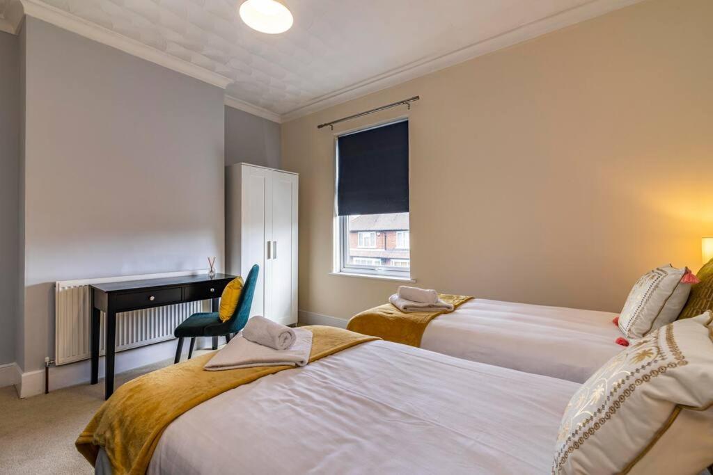 Traditional Quiet Townhouse With Two Bedrooms And Private Garden Great For Airport Crew And Professionals Holiday home