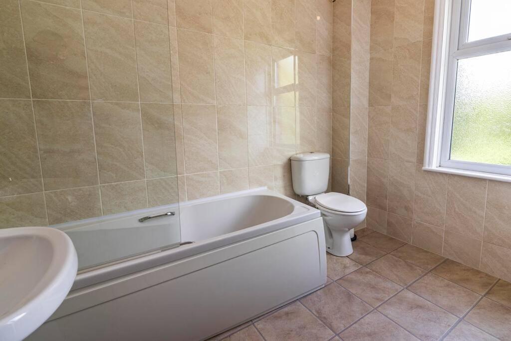 Traditional Quiet Townhouse With Two Bedrooms And Private Garden Great For Airport Crew And Professionals