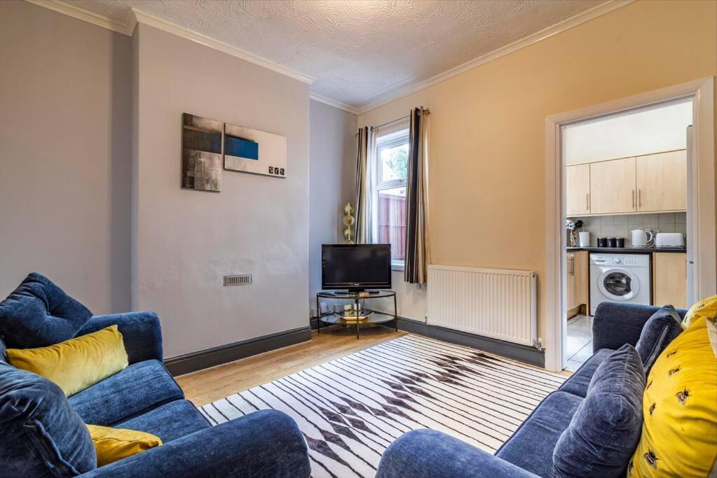 Traditional Quiet Townhouse With Two Bedrooms And Private Garden Great For Airport Crew And Professionals Holiday home